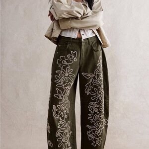 Embroidered barrel jeans